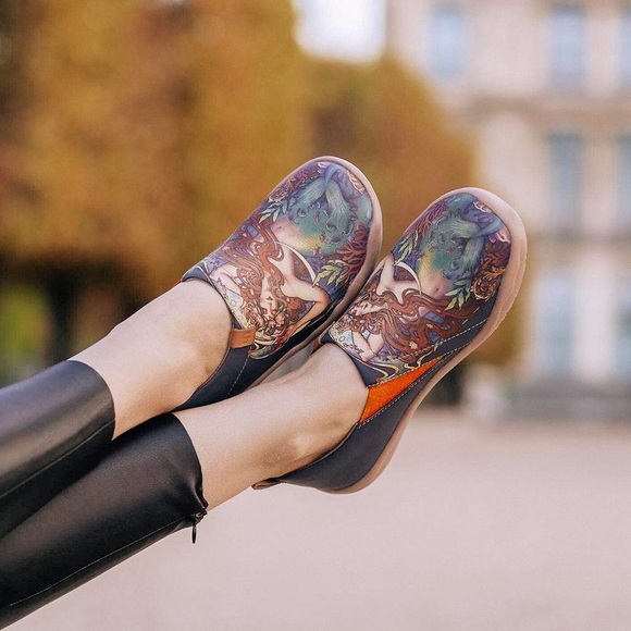 Size 9.5 NWT UIN Slip On Shoes PU Upper THE LITTLE MERMAID - Picture 2 of 7